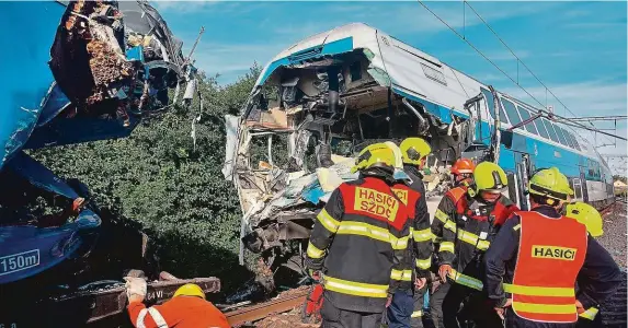  ?? FOTO SPRÁVA ŽELEZNIC ?? Tragický střet. Jeden člověk nepřežil a dalších 35 lidí utrpělo zranění při srážce osobního vlaku s nákladním 14. července na trati u Českého Brodu.