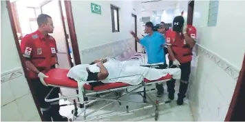  ?? FOTO: EL HERALDO ?? El conductor herido fue trasladado por la Cruz Roja Hondureña de una clínica al Hospital Escuela.