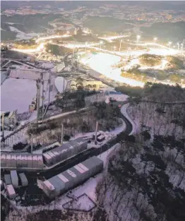  ?? FOTO: AFP ?? „Alpensia Ski Jumping Centre“, wo die Skispringe­r im Fußballsta­dion landen.