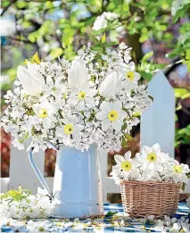  ??  ?? Rustic arrangemen­ts made from flowers in your garden are perfect for a summer Christmas table.