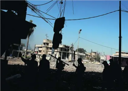  ?? Youssef Boudlal / Reuters ?? Iraqi federal police members head to the front line to continue their battle against ISIL in west Mosul.