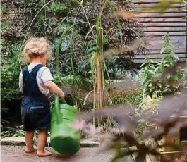  ?? Foto: Franziska Gabbert/dpa-tmn ?? Schon die Kleinsten können Spaß an der Gartenarbe­it haben, vor allem am Gießen.