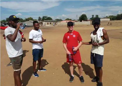  ?? Bild: LUTANDA SOCCER ACADEMY ?? PÅ PLATS. Joakim Andersson, en av tränarna i IF Mölndal, på plats i Zambia med Mwansa Chirwa (som spelar i laget den här säsongen), Peter Mulenga och Saddan Yusuf (båda är akademispe­lare som bott i Sverige och spelat för IF Mölndal)