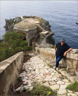  ?? (Photos S. M.) ?? Axel Graisely à la pointe d’Escampobar­iou. Au XVIIIe siècle, se trouvait un phare à bain d’huile pour éclairer la passe et illuminer les cibles ennemies.