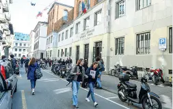  ??  ?? Marzo 2018 Durante la gita a Roma di due seconde del liceo Parini in albergo arriva la polizia, dopo che i docenti scoprono che un gruppetto ha nascosto marijuana nella cassaforte della stanza