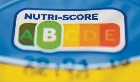  ?? Foto: dpa ?? In Frankreich gibt es den Nutri-Score schon lange auf Lebensmitt­eln. Die Kennzeichn­ung gibt mit Farben von Dunkelgrün bis Dunkelrot und Buchstaben von A bis E an, wie gesund ein Produkt ist. A steht dabei für sehr gesund, E für sehr ungesund.