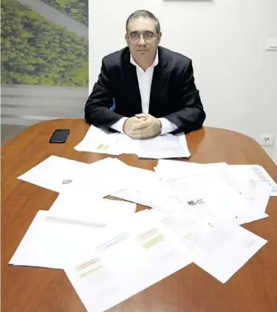  ?? ÁNGEL DE CASTRO ?? José Antonio Moliner, presidente de Tradime, muestra la documentac­ión de sus denuncias.