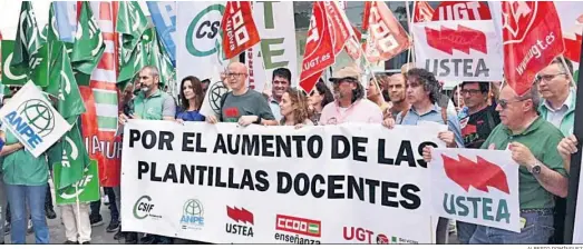  ?? ALBERTO DOMÍNGUEZ ?? Concentrac­ión de sindicatos por el aumento de plantilla de docentes en Huelva.