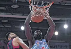  ?? FOTO: VITALII KLIUIEV/IMAGO ?? Die Basketball­er des FC Bayern München schlagen die Telekom Baskets Bonn im fünften Spiel der Halbfinal-serie.