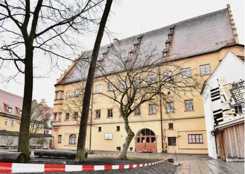  ?? Foto: Szilvia Iszó ?? An die Grundschul­e Mitte am Nördlinger Weinmarkt wird angebaut. Für die Erweiterun­g der Mittelschu­le wollte die Mehrheit im Stadtrat dagegen kein Geld zur Verfügung stellen.