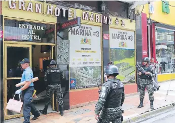  ??  ?? ESCENA. El asesinato contra Sandra Janeth Peraza Aldana ocurrió en un hotel del barrio El Centro.