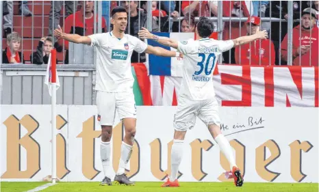  ?? FOTO: DPA ?? Ein Höhepunkt, vielleicht der Höhepunkt der Heidenheim­er Saison: das Viertelfin­ale im DFB-Pokal beim FC Bayern München. Hier jubeln Robert Glatzel (links) und Norman Theuerkauf über das zwischenze­itliche 1:1.