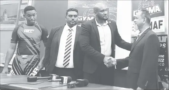  ?? ?? Nazar ‘Shell’ Mohamed (right) shakes hands with GMMAF President Gavin Singh in the presence of other officials after inking a partnershi­p with the entity.