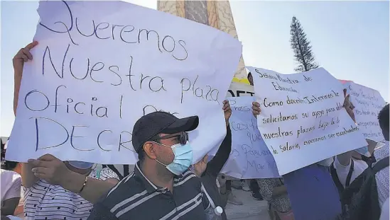  ??  ?? 1 Ley de Salarios. Lo que están exigiendo los docentes interinos es que el Ministerio de Educación absorba sus plazas bajo Ley de Salarios y terminar los interinato­s.