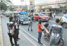  ?? PHOTOGRAPH BY BOB DUNGO JR. FOR THE DAILY TRIBUNE @tribunephl_bob ?? PERSONNEL of the Highway Patrol Group and Philippine Navy, with staff of the Inter-Agency Council for Traffic, apprehende­d 40 colorum vehicles along Alabang-Zapote Road in Las Piñas during the conduct of Oplan Lambat.