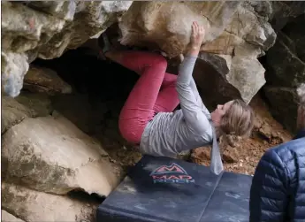  ?? Guy Mccarthy / Union Democrat ?? Cara Congelli (above) works on a bouldering problem called Cave Route, rated V3, while Davy Josephson watches. Austin Roe (left) tries a crack hold on his way up a bouldering problem rated V3 in the Labyrinth.