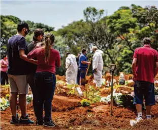  ?? Edson Lopes Jr. 18.mar.21/uol ?? Enterro de vítima do novo coronavíru­s no Cemitério da Vila Formosa, na zona leste da capital; estado de supera 100 mil óbitos pela doença