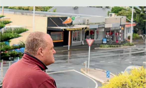  ?? CHRISTINE WALSH ?? Mike Merrick recently spent 26 hours perched on an elevated section looking over the Moturoa shopping centre pedestrian crossing.