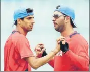  ?? AFP ?? Yuvraj Singh (right) with Ashish Nehra.