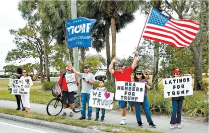  ?? CAROLYN KASTER/AP ?? Partidario­s del magnate esperan a su comitiva en Palm Beach, Florida.