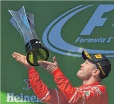  ?? FOTOS: AFP ?? Sebastian Vettel (li.) feierte seinen 47. Grand-Prix-Sieg überschwän­glich. Felipe Massa (re.), langjährig­er Teamkolleg­e von Michael Schumacher, verabschie­dete sich von seinen Fans. Er beendet seine Karriere.