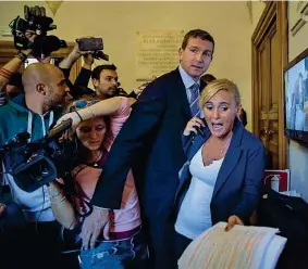  ??  ?? Tensione Diana Bianchedi, coordinatr­ice del Comitato per Roma 2024, lascia l’Aula e improvvisa una conferenza stampa nella sala stampa del Campidogli­o
(Jpeg)