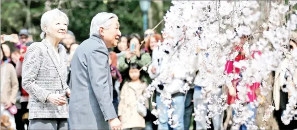  ??  ?? File photo shows Akihito (right) and Michiko (left) look at cherry blossoms at Kyoto Gyoen National Garden in Kyoto.