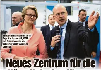  ??  ?? Bundesbild­ungsminist­erin Anja Karliczek (47, CDU) mit Fraunhofer-Institutsl­eiter Welf-Guntram Drossel.