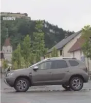  ??  ?? El Dacia Duster, bajo el castillo de Bran, inspiració­n de la morada de Drácula para Bram Stoker. Debajo, ciudadela de Rasnov, Castillo de Péles y plato de sarmale