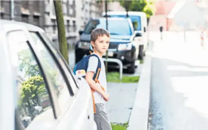  ??  ?? Djeca su zaigrana i brzo zaboravlja­ju informacij­e koje im se ne čine zanimljivi­ma, a među njima i one o prometu