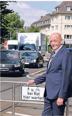  ?? RP-FOTO: BERND SCHALLER ?? Bezirksbür­germeister Rolf Tups beim Ortstermin am Nikolaus-Knopp-Platz. Das Hinweissch­ild wird oft übersehen.