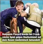  ??  ?? Benjamin Pavard wurde bei Frankreich­s Spiel gegen Deutschlan­d auf dem Rasen medizinisc­h behandelt.