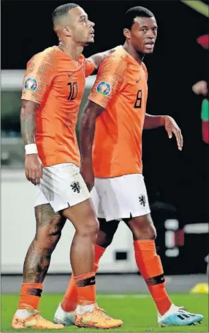  ??  ?? Memphis Depay y Wijnaldum, en un partido con Holanda.