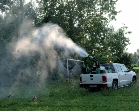  ??  ?? Disinfesta­zione Un mezzo impegnato nella disinfesta­zione contro le zanzare che trasmetton­o il virus West Nile