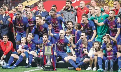  ?? Foto: dpa ?? Titel um Titel: Barcelona hat den Königspoka­l gewonnen.