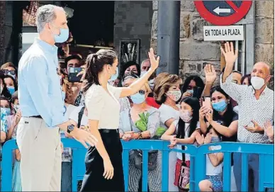  ?? BALLESTERO­S / EFE ?? Los reyes Felipe y Letizia, ayer, recorriend­o el casco antiguo de Jaca