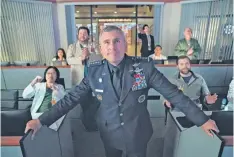  ?? AARON EPSTEIN/NETFLIX VÍA AP ?? Steve Carell en una escena de la serie de comedia Space Force