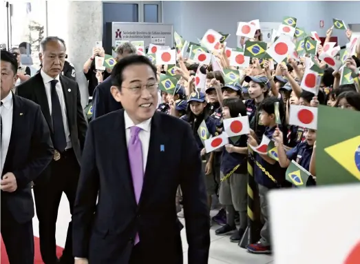  ?? The Yomiuri Shimbun ?? Prime Minister Fumio Kishida is welcomed by children of Japanese descent in Sao Paulo on May 4.