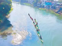  ??  ?? Boatmen pass through the Pagsanjan river after a day’s work.