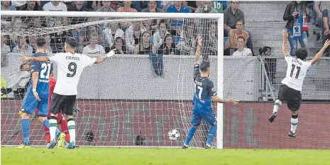  ?? FOTO: IMAGO ?? Hoffenheim­s Hübner (li.), Baumann (verdeckt) und Zuber können nur hinterhers­ehen, der Ball zum 2:0 für Liverpool ist im Tor. Liverpools Roberto Firmino (li.) und Mohamed Salah (re.) jubeln über den Treffer James Milners.