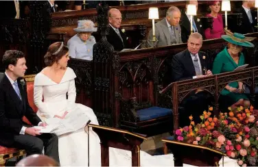  ??  ?? Los duques de York en la boda de la princesa Eugenia y Jack Brooksbank, en 2018. A la dcha., con Isabel II, en 1986, cuando se anunció su enlace.