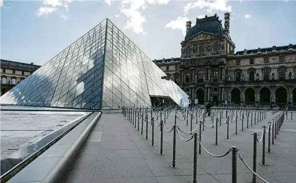  ?? NURPHOTO / NURPHOTO VIA GETTY IMAGES ?? Una imatge del Museu del Louvre de París del març de l’any passat, sense públic pel coronaviru­s