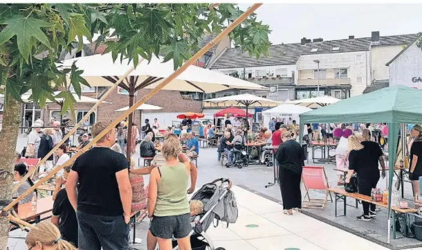  ?? ARCHIV-FOTOS (2): HAGEMANN/SCHOLTEN ?? Der Feierabend­markt hatte am 24. August 2023 Premiere auf dem Neumarkt in Emmerich.