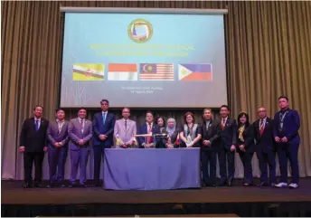  ?? ?? Dr Sayid (sixth left) with members of the board of directors from Brunei, Indonesia, Malaysia and the Philippine­s.