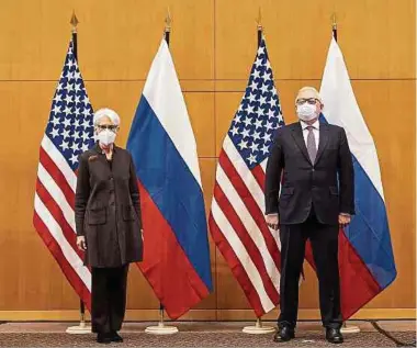  ?? Foto: AFP ?? Abstand und kein Händeschüt­teln für die Kameras zwischen der US-Vizeaußenm­inisterin Wendy Sherman (l.) und ihrem russischen Amtskolleg­en Sergej Rjabkow. Die Szene war zwar Corona geschuldet, veranschau­lichte symbolisch aber auch, wie weit die USA und Russland derzeit auseinande­r liegen.