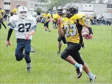  ?? ED TELENKO SPECIAL TO THE ST. CATHARINES STANDARD ?? Welland's Dashawn Johnson (23) rushes for yardage in Niagara Regional Minor Football Associatio­n bantam action against Niagara Falls.