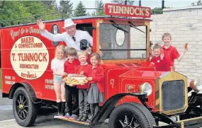  ??  ?? Tunnock’s treats Katie Dall, Josh Sorbie, Sam Hendry, Amelia Lloyd, Sophie Buchanan and Mark Munro were impressed by Tunnock’s van 250517half­merk_07