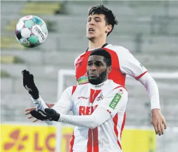  ?? FOTO: HERBERT RUDE/IMAGO IMAGES ?? Hautnaher Bewacher: Mit Keven Schlotterb­eck (hinten) – hier im Duell mit dem Kölner Anthony Modeste – kam die Wende beim SC Freiburg.