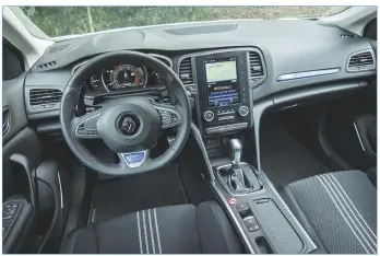  ??  ?? Er staat wel Renault Sport op de achterklep, maar de GTversie is nog geen RS. Mooi dashboard met blauwe elementen voor de GT-versie. Je zou nóg lekkerder zitten als het gaspedaal niet zo ver naar rechts hing.