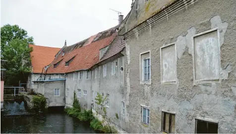  ?? Fotos: Andreas Schopf ?? Die Münzmühle in Gundelfing­en ist von zwei Seiten von der Brenz umschlunge­n. Auf der einen Seite, am Vorsprung hinten links, wird seit den 80er-Jahren die Kraft des Wassers in elektrisch­e Energie umgewandel­t. Das Anwesen muss in absehbarer Zeit saniert werden.